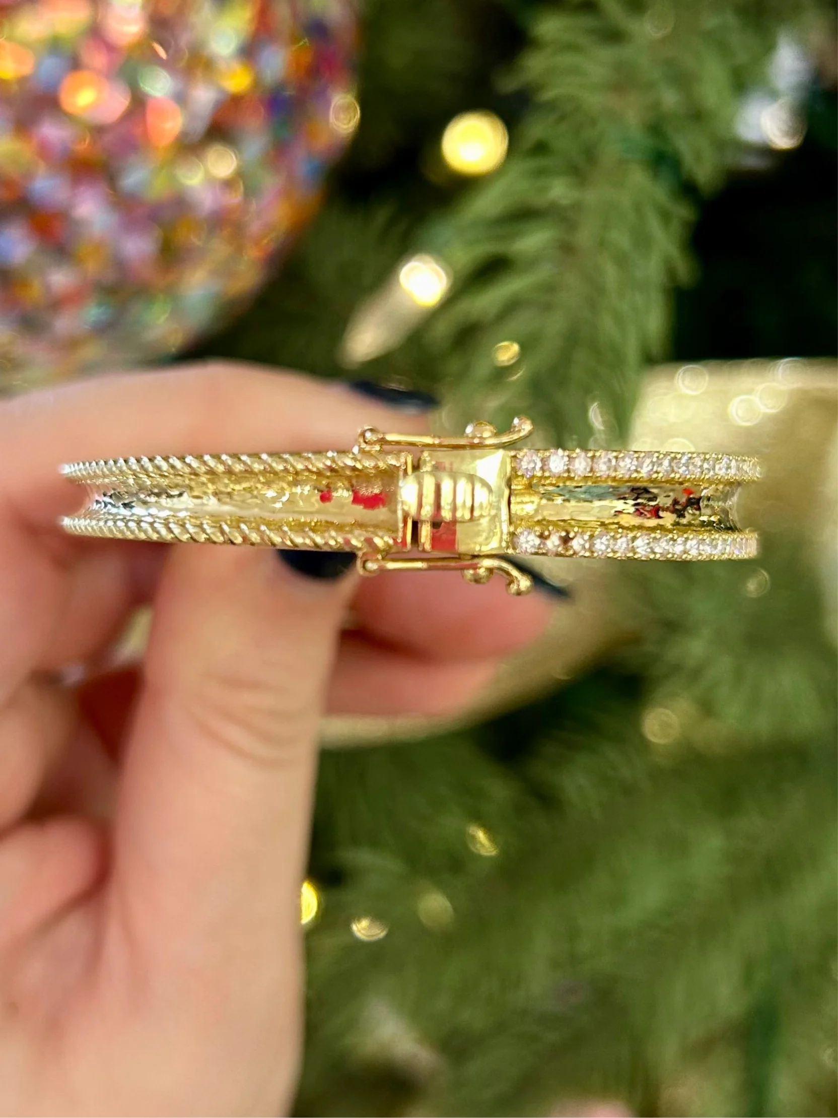 14kt 1.92ct Diamond Gold Hammered Saddle Bangle - Image 3
