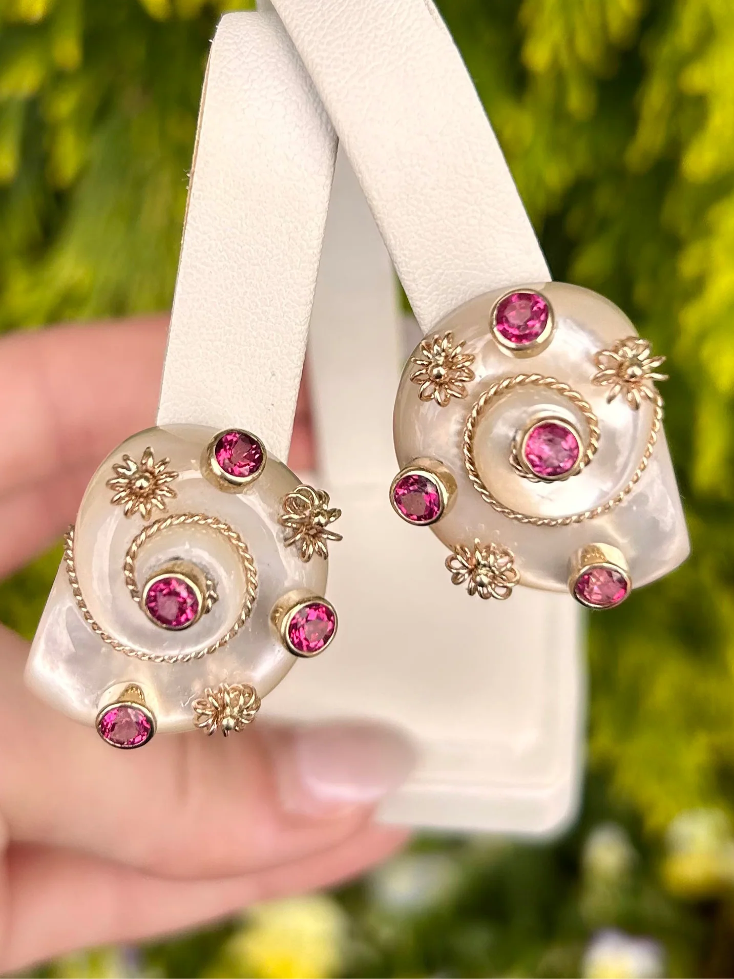 14kt Mother of Pearl Turbo Shell Earring with Pink Topaz EZ3920