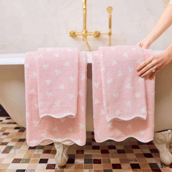 Weezie Patterned Scallop Bath Towel | + Colors